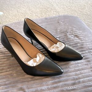 Naturalizer ladies leather shoes, size 11 M; Gold insert on inside of heels.